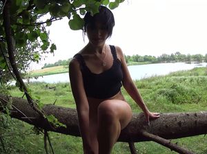 Украинская девушка в лесу ласкает бритую пизду пальцами