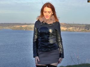 Девушка в чулках и сапогах на улице мастурбирует киску пальчиками