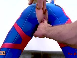 Горячую косплеершу ебут в анал и кончают ей внутрь