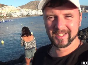 Девушка с голыми натуральными сиськами хорошо пососала крупный член