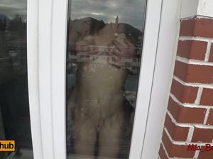 Чувак после хорошего отсоса долбит в попу сладкую куколку