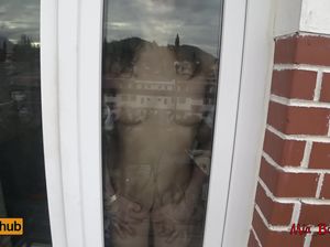 Чувак после хорошего отсоса долбит в попу сладкую куколку