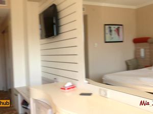 Женщина кошка с голубыми глазами дала мужчине в анус