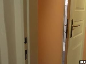 Парень получил страстный минет в туалете и трахнул девушку в постели