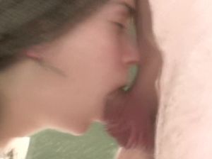 Деваха с афарокосичками делает глубокий минет и трахается в жопу