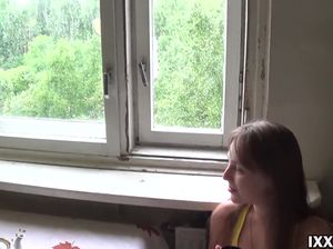 Пацан кончил молодой подружке в пизду после домашнего секса на кухне