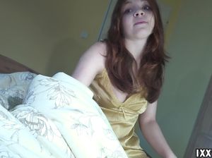 Русская девчонка с пирсингом на языке пососала член и дала в лысую киску