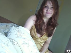 Русская девчонка с пирсингом на языке пососала член и дала в лысую киску