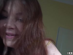 Русская девчонка с пирсингом на языке пососала член и дала в лысую киску