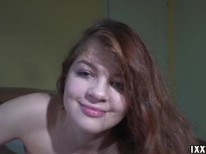 Русская девчонка с пирсингом на языке пососала член и дала в лысую киску