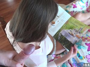 Русская брюнетка с самого утра потрахалась в голую киску