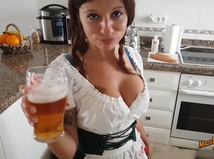 Сисястая сучка пьет пиво и дрочит своему кавалеру