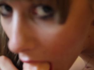 Румынская лолита смотрит порно и трахает себя резиновым членом