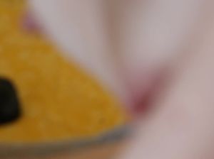 Румынская лолита смотрит порно и трахает себя резиновым членом