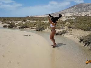 Грудастая нимфа занимается аналом на пляже