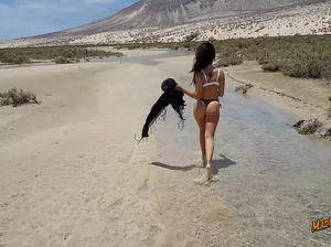 Грудастая нимфа занимается аналом на пляже