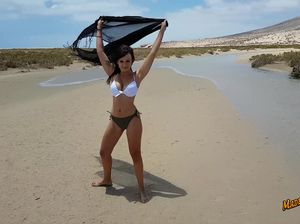 Грудастая нимфа занимается аналом на пляже