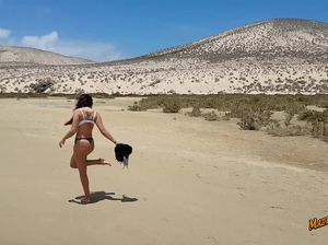 Грудастая нимфа занимается аналом на пляже