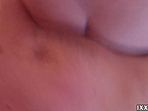 Русская 18-летняя красотка отсосала член и дала кончить в пизду не вынимая