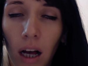 Соблазнительная хохлушка стонет во время домашнего секса с парнем