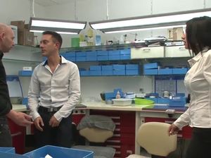 Офисные работники вдули брюнетке в задницу