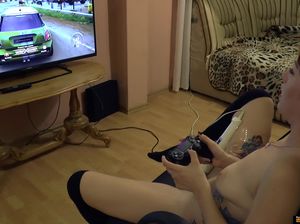 Во время игры в приставку голая баба ловит кайф от мастурбации вибратором