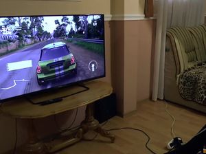 Во время игры в приставку голая баба ловит кайф от мастурбации вибратором