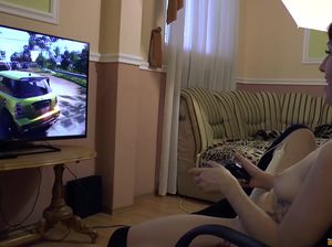 Во время игры в приставку голая баба ловит кайф от мастурбации вибратором