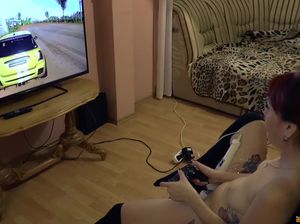 Во время игры в приставку голая баба ловит кайф от мастурбации вибратором