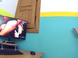 Очкастая молодка в шапке снегурочки мило лижет письку фраеру