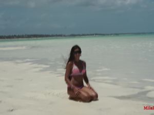 Парень в шортах отодрал смуглую подружку прямо на пляже