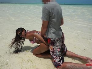 Парень в шортах отодрал смуглую подружку прямо на пляже