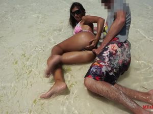 Парень в шортах отодрал смуглую подружку прямо на пляже