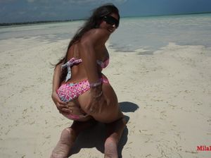 Парень в шортах отодрал смуглую подружку прямо на пляже