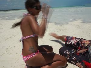 Парень в шортах отодрал смуглую подружку прямо на пляже