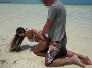 Парень в шортах отодрал смуглую подружку прямо на пляже