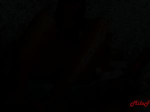 Московская самка дрочит ступнями ног и трахается в очко