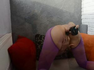 Изумительная хохлушка в ярких чулках наяривает свои дырочки игрушками