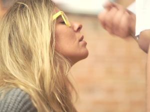 Чувак застукал блондинку за дрочкой и засадил ей в анал