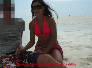 Модель в мини бикини на пляже дрочит мужику стояк