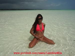 Модель в мини бикини на пляже дрочит мужику стояк