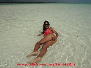 Модель в мини бикини на пляже дрочит мужику стояк