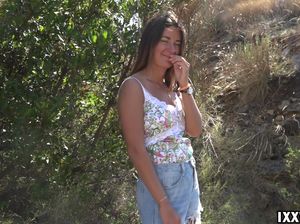 Сучка с татуировками после минета отдается прямо в анальную дырочку