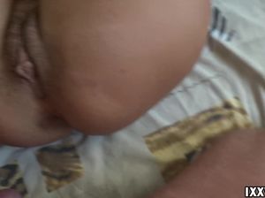 Сучка с татуировками после минета отдается прямо в анальную дырочку