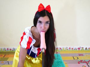 Белоснежка без трусиков сама себе таранит анал резиновым членом