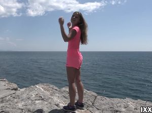 Русская телка подставила бритую пизду и трахается дома с парнем