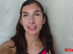 Брюнетка с глубокой глоткой делает отменный горловой минет