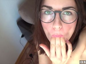 Русская сучка в очках ласкает выбритую розовую киску