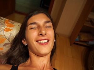 Резиновым членом русская девка долбит дырку в заднице