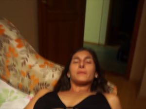 Резиновым членом русская девка долбит дырку в заднице